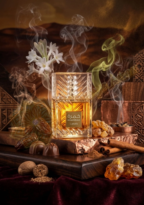 Odlewka Khamrah jest dostępna w Miraya Atar, zachwycając bogatą kompozycją gourmand. Słodkie daktyle, praline i cynamon idealnie łączą się z gałką muszkatołową, białymi kwiatami i dymnym akcentem na ciepłej, waniliowej bazie.