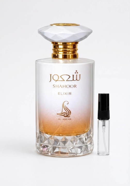 Odlewka Shahoor Elixir jest dostępna w Miraya Atar – to luksusowa kompozycja łącząca słodycz karmelu i wanilii z orzeźwiającą nutą cytryny oraz kremowymi białymi kwiatami. Ten zmysłowy i trwały zapach emanuje elegancją i ciepłem.