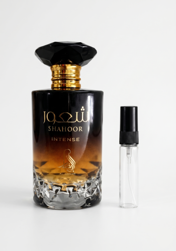 Odlewka Shahoor Intense jest dostępna w Miraya Atar – to głęboka, luksusowa kompozycja łącząca mocny aromat palonej kawy z ciepłą wanilią i eleganckimi nutami drzewnymi. Ten zmysłowy, wieczorowy zapach urzeka intensywnością i trwałością.