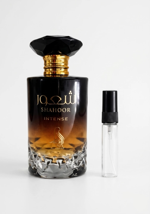 Odlewka Shahoor Intense jest dostępna w Miraya Atar – to głęboka, luksusowa kompozycja łącząca mocny aromat palonej kawy z ciepłą wanilią i eleganckimi nutami drzewnymi. Ten zmysłowy, wieczorowy zapach urzeka intensywnością i trwałością.