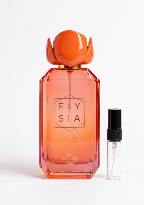 Odlewka Elysia Lychee Fizz jest dostępna w Miraya Atar – to musująca fuzja egzotycznego litchi, soczystego jabłka i cytryny, osłodzona piankami marshmallow z nutą wanilii. Ten radosny, owocowy zapach zachwyca swoją lekkością i słoneczną energią.