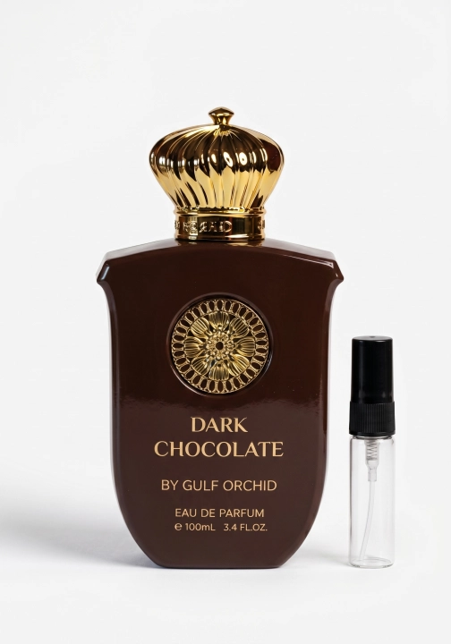 Odlewka Dark Chocolate jest dostępna w Miraya Atar – to wytrawna, głęboka fuzja gorzkiej czekolady i kakao, przełamana soczystą pomarańczą oraz kardamonem na bazie bursztynu i wanilii. Ten zmysłowy zapach gourmand urzeka luksusową intensywnością.png