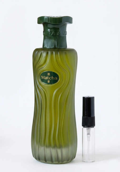 Odlewka Matcha jest dostępna w Miraya Atar, zachwycając unikalnym, zielonym charakterem. Aromatyczna matcha, soczysta gruszka, czarna porzeczka i cytryna łączą się z delikatnymi białymi kwiatami oraz karmelem, tworząc niezwykle odświeżającą kompozycję.