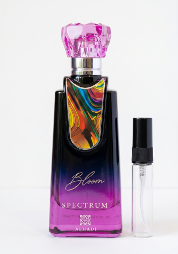 Odlewka Spectrum Bloom jest do kupienia w sklepie Miraya Atar, zachwycając bogatym bukietem aromatów. Świeża bergamotka i lawenda subtelnie łączą się tu z wyrazistą różą, białymi kwiatami oraz paczulą i wetywerią.