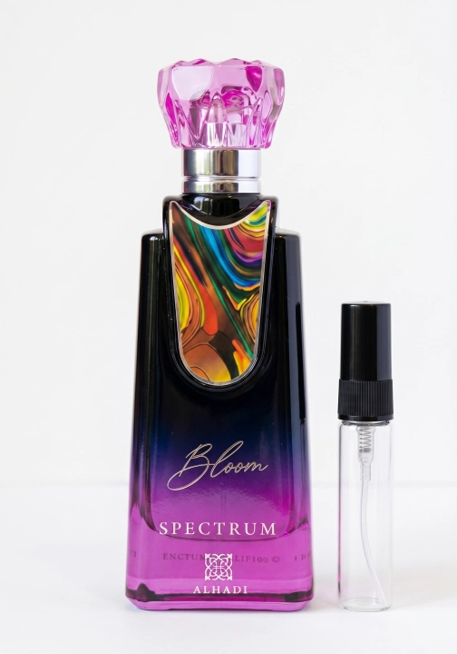 Odlewka Spectrum Bloom jest do kupienia w sklepie Miraya Atar, zachwycając bogatym bukietem aromatów. Świeża bergamotka i lawenda subtelnie łączą się tu z wyrazistą różą, białymi kwiatami oraz paczulą i wetywerią.