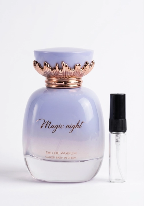 Odlewka Magic Night jest dostępna w Miraya Atar, kusząc swoją tajemniczą i zmysłową kompozycją. Słodka figa, jabłko i anyż idealnie przeplatają się z bukietem róż i jaśminu, opierając się na ciepłej bazie z miodu oraz ambry, co tworzy urzekający zapach.