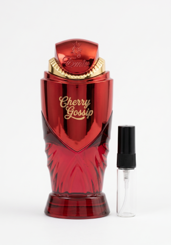 Odlewka Cherry Gossip jest dostępna w sklepie Miraya Atar, zachwycając głębokim charakterem gourmand. Soczyste, dojrzałe czereśnie łączą się z aromatyczną kawą, kremowymi nutami mlecznymi oraz wanilią i szlachetnym drewnem, tworząc otulający zapach.