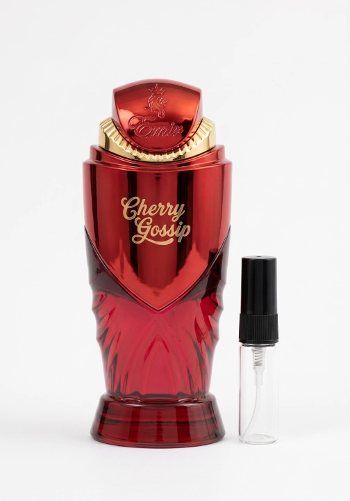 Odlewka Cherry Gossip jest dostępna w sklepie Miraya Atar, zachwycając głębokim charakterem gourmand. Soczyste, dojrzałe czereśnie łączą się z aromatyczną kawą, kremowymi nutami mlecznymi oraz wanilią i szlachetnym drewnem, tworząc otulający zapach.