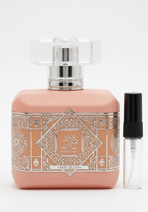 Odlewka Pink Blush jest dostępna w Miraya Atar, zachwycając swoją niezwykle słodką kompozycją gourmand. Soczyste truskawki, maliny i brzoskwinia idealnie łączą się z puszystymi piankami marshmallow, jabłkiem i białymi kwiatami na ciepłej bazie z wanilii.