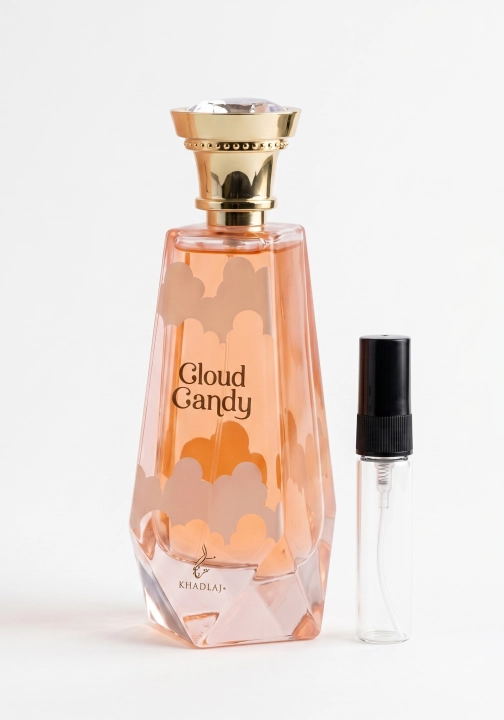 Odlewka Cloud Candy jest dostępna w Miraya Atar, zachwycając swoją puszystą kompozycją gourmand. Soczyste truskawki, maliny i skórka pomarańczy łączą się z piankami marshmallow, bitą śmietaną i białymi kwiatami na ciepłej bazie z wanilii i cukru.
