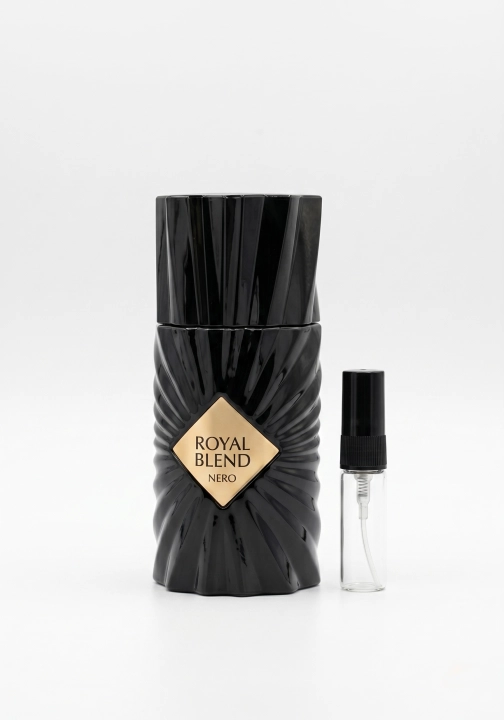 Odlewka Royal Blend Nero jest dostępna w Miraya Atar, zachwycając swoją głęboką, korzenno-drzewną kompozycją. Soczyste jabłko i skórka bergamotki łączą się z cynamonem, gałką muszkatołową i szafranem, opierając się na bazie z wanilii, oudu i żywicy.