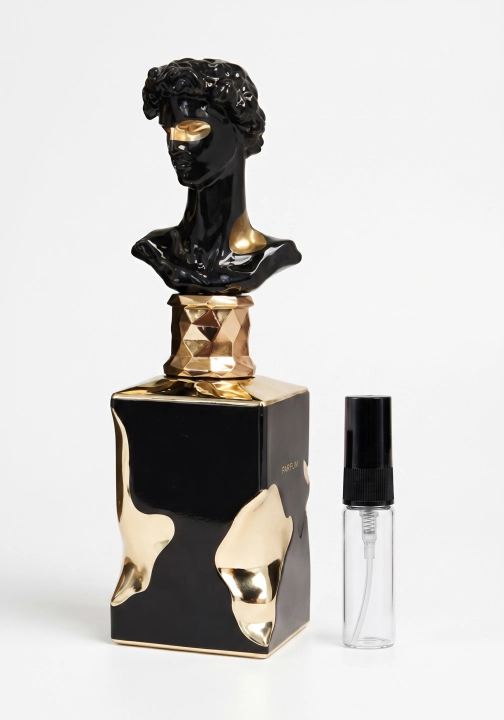 Odlewka His Confession jest dostępna w Miraya Atar, zachwycając bogatą, orientalną kompozycją. Słodka mandarynka i cynamon łączą się z aromatyczną lawendą oraz irysem, opierając się na ciepłej bazie z wanilii, żywicy i bobu tonka.