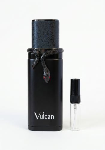 Odlewka Vulcan Black Friday w Miraya Atar zachwyca mroczną, przyprawowo-owocową kompozycją. Czerwone jabłko, cynamon i szafran łączą się z pąkami ciemnych róż oraz akordem skóry, opierając się na bazie z leśnego mchu i paczuli z papirusem.