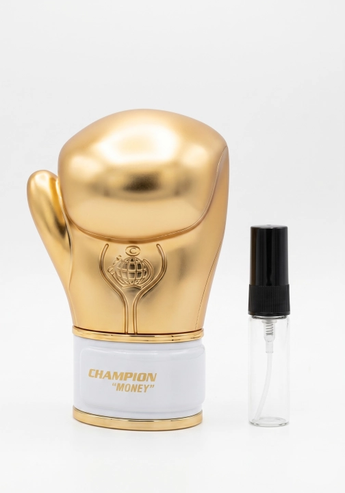 Odlewka Champion Money w Miraya Atar zachwyca aromatyczno-balsamiczną kompozycją. Rześka bergamotka, lawenda i bylica łączą się w sercu, opierając się na głębokiej, słodkiej bazie z kremowej wanilii i fasoli tonka.