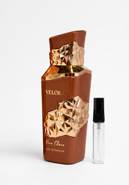 Odlewka Velora Viva Choco w Miraya Atar zachwyca niezwykle słodką, gourmand kompozycją. Kremowa czekolada, karmel i chrupki orzech laskowy łączą się z miodem, opierając się na głębokiej, ciepłej bazie z wanilii, ambry oraz liści tytoniu.