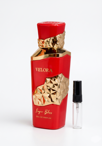 Odlewka Velora Sugar Bliss w Miraya Atar zachwyca radosną, owocowo-gourmand kompozycją. Truskawka, malina, ananas i zielone jabłko łączą się z płatkami kwiatów, opierając się na słodkiej bazie z ciągnącego się karmelu, cukru i puszystej wanilii.