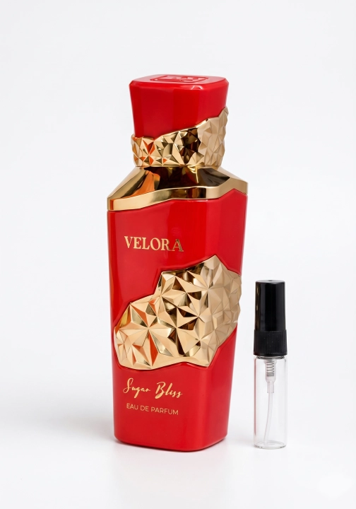 Odlewka Velora Sugar Bliss w Miraya Atar zachwyca radosną, owocowo-gourmand kompozycją. Truskawka, malina, ananas i zielone jabłko łączą się z płatkami kwiatów, opierając się na słodkiej bazie z ciągnącego się karmelu, cukru i puszystej wanilii.