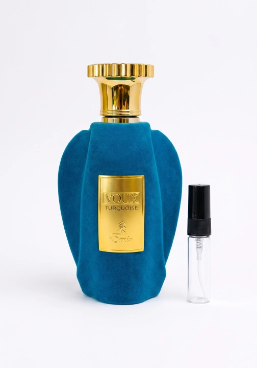 Odlewka Voux Turquoise w Miraya Atar zachwyca bogatą, owocowo-tropikalną kompozycją. Słodkie mango, ananas, brzoskwinia i owoce leśne łączą się z bergamotką, pomarańczą i cytryną na bazie z wanilii, bursztynu oraz puszystego piżma.