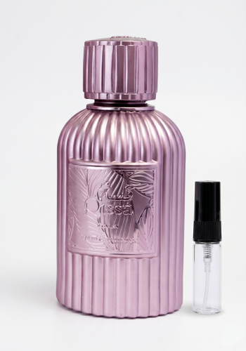 Odlewka Qissa Gala jest dostępna w Miraya Atar zachwyca kremową, kwiatowo-gourmand kompozycją. Migdał, gardenia i ylang-ylang łączą się z tuberozą, kokosem i śliwką, tworząc zmysłowy akord na bazie z wanilii, słodkich nut, piżma oraz mchu.