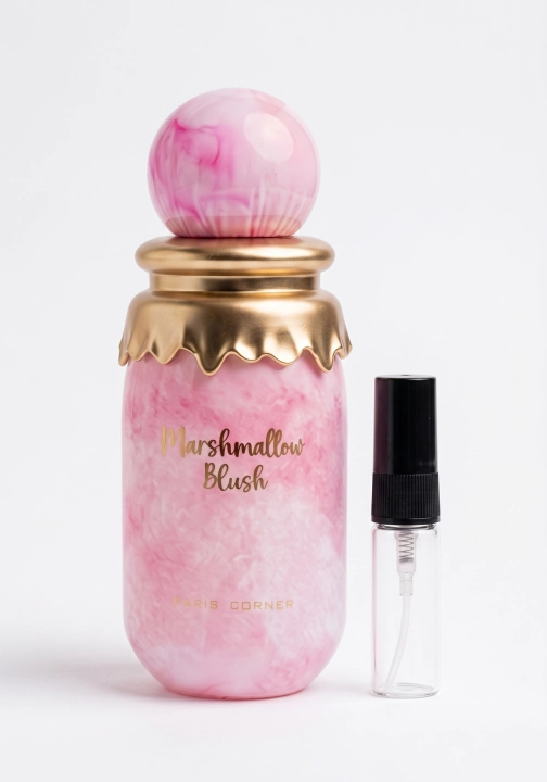 Odlewka Marshmallow Blush jest dostępna w Miraya Atar i zachwyca słodką, dziewczęcą kompozycją gourmand. Soczysta truskawka, malina i cytryna łączą się z kwiatem pomarańczy i ambroksanem na puszystej bazie z pianek marshmallow oraz piżma.
