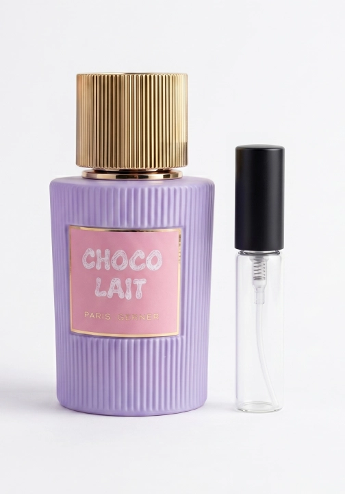 Odlewka Choco Lait jest dostępna w Miraya Atar, zachwycając swoją kremową i niezwykle apetyczną kompozycją. Słodkie mleczne nuty oraz kakao idealnie łączą się tu z jabłkiem, eleganckim irysem, dymnym akcentem i szlachetnymi nutami drzewnymi.