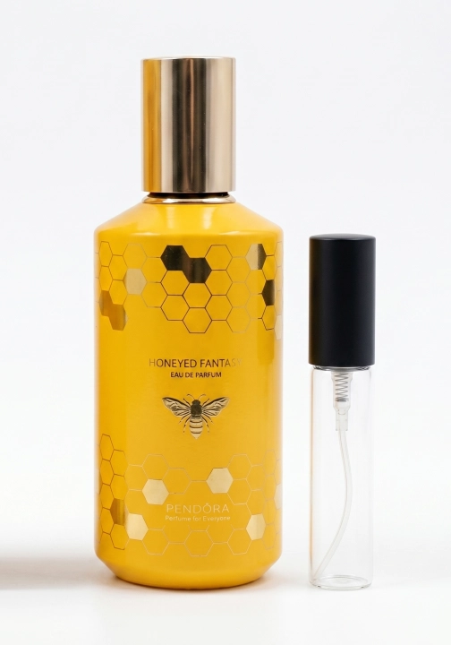 Odlewka Honeyed Fantasy jest dostępna w Miraya Atar i zachwyca głęboką, balsamiczno-przyprawową kompozycją. Miód i cynamon łączą się z wanilią, skórą oraz mirrą na bogatej bazie z agaru (oud), paczuli i bursztynu.