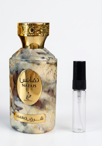 Odlewka Nafais Sharq jest dostępna w Miraya Atar. Gardenia, wanilia i morela łączą się z gruszką, frezją i białym drewnem na bazie z wanilii bourbon, piżma oraz bursztynu, tworząc zmysłową, owocowo-kwiatową kompozycję.