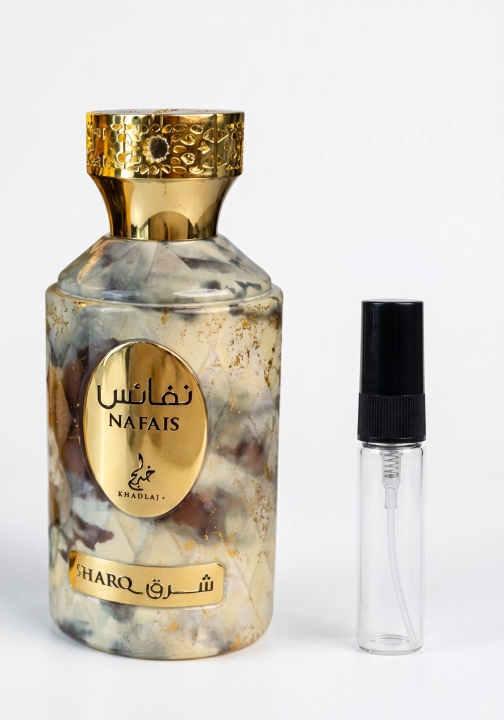 Odlewka Nafais Sharq jest dostępna w Miraya Atar. Gardenia, wanilia i morela łączą się z gruszką, frezją i białym drewnem na bazie z wanilii bourbon, piżma oraz bursztynu, tworząc zmysłową, owocowo-kwiatową kompozycję.