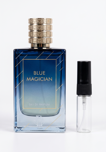 Odlewka Blue Magician jest dostępna w Miraya Atar. Soczysta mandarynka, pomarańcza i gruszka łączą się z kwiatem pomarańczy oraz pikantnym imbirem na bazie z akigalawood i białego piżma, tworząc niezwykle świeżą kompozycję.