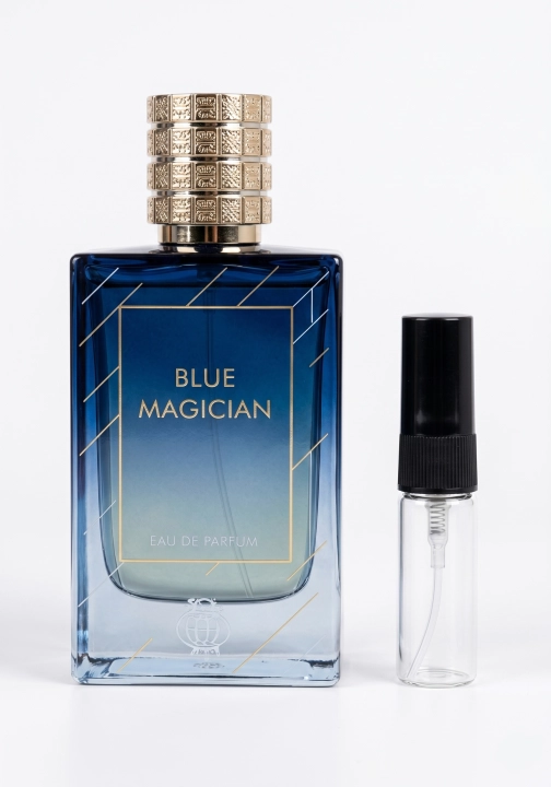 Odlewka Blue Magician jest dostępna w Miraya Atar. Soczysta mandarynka, pomarańcza i gruszka łączą się z kwiatem pomarańczy oraz pikantnym imbirem na bazie z akigalawood i białego piżma, tworząc niezwykle świeżą kompozycję.
