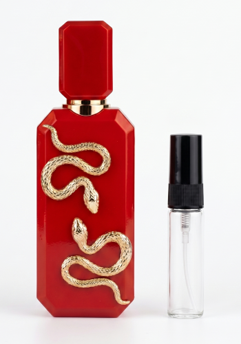 Odlewka Veneno Scarlet jest dostępna w Miraya Atar, zachwycając swoją bogatą kompozycją gourmand. Soczyste truskawki, maliny i jeżyny idealnie łączą się z cynamonem i płynnym karmelem, opierając się na bazie z wanilii, bobu tonka oraz nut drzewnych.