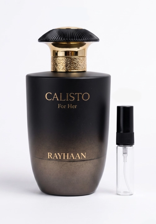 Odlewka Calisto Black for Her w wersji czarnej dostępna w Miraya Atar. Brzoskwinia, aldehydy i cytrusy łączą się z konwalią, kwiatem pomarańczy i wetywerią na bazie z piżma, ambroksanu i akigalawood, tworząc głęboką, elegancką kompozycję.