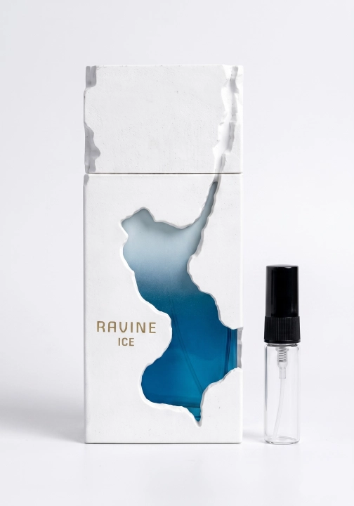 Odlewka Ravine Ice w Miraya Atar. Rześka cytryna i geranium łączą się z solą, szałwią oraz lawendą na bazie z ambroksanu, mchu i cedru, tworząc niezwykle lodową, mineralno-świeżą kompozycję.