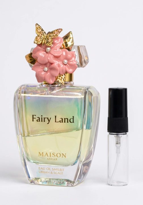 Odlewka Fairy Land jest dostępna w Miraya Atar. Energetyzująca mandarynka i bergamotka łączą się z cypriolem, geranium oraz różą na drzewnej bazie z piżma, paczuli i cedru, tworząc niezwykle urokliwą, świeżą kompozycję.