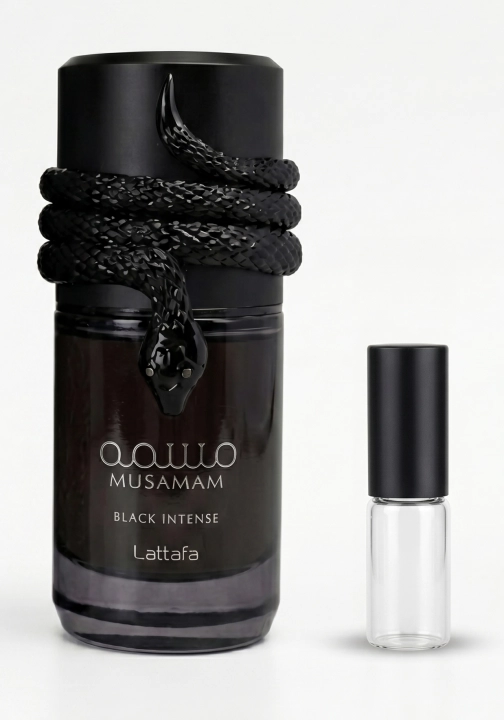 Odlewka Musamam Black Intense jest dostępna w Miraya Atar. Lawenda, gałka muszkatołowa, szałwia i bergamotka łączą się z cedrem i geranium na bazie z fasolki tonka, paczuli oraz głębokich nut czekoladowo-klonowych.