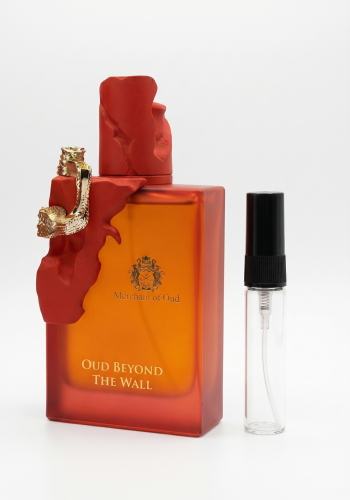 Odlewka Oud Beyond The Wall jest dostępna w Miraya Atar. Kardamon, figa, szałwia muszkatołowa i jabłko łączą się z drzewem sandałowym oraz irysem na bazie z fasolki tonka, ambry i piżma, tworząc głęboki, urzekający zapach.