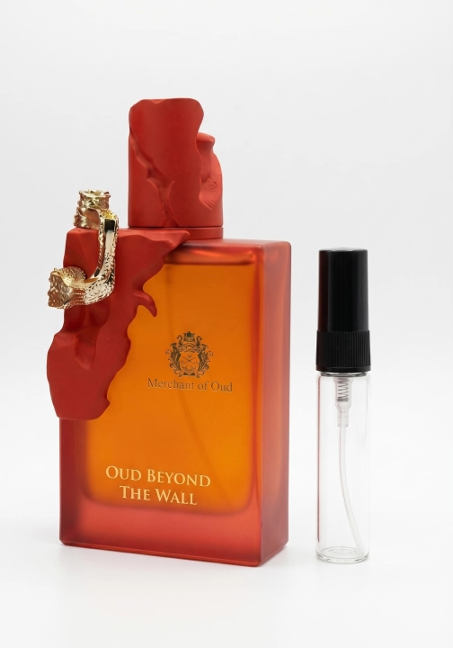 Odlewka Oud Beyond The Wall jest dostępna w Miraya Atar. Kardamon, figa, szałwia muszkatołowa i jabłko łączą się z drzewem sandałowym oraz irysem na bazie z fasolki tonka, ambry i piżma, tworząc głęboki, urzekający zapach.