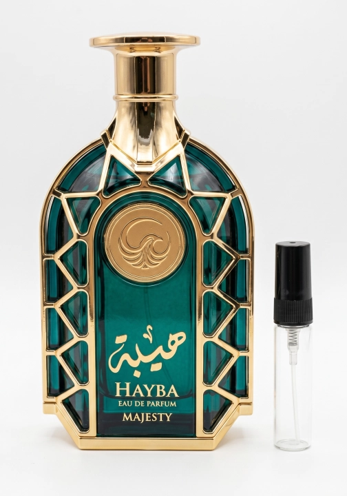 Odlewka Hayba Majesty jest dostępna w Miraya Atar. Kumkwat, bergamotka i cytryna łączą się z liściem fiołka, kwiatem pomarańczy oraz geranium na bazie z fasolki tonka, drewna kaszmirowego i paczuli, tworząc elegancki zapach.