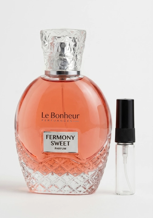 Odlewka Fermony Sweet jest dostępna w Miraya Atar. Kwiat pomarańczy, czarna porzeczka i imbir łączą się z tuberozą, jaśminem oraz laktonami na bazie z cedru, piżma i wanilii, tworząc słodki, zmysłowy zapach.
