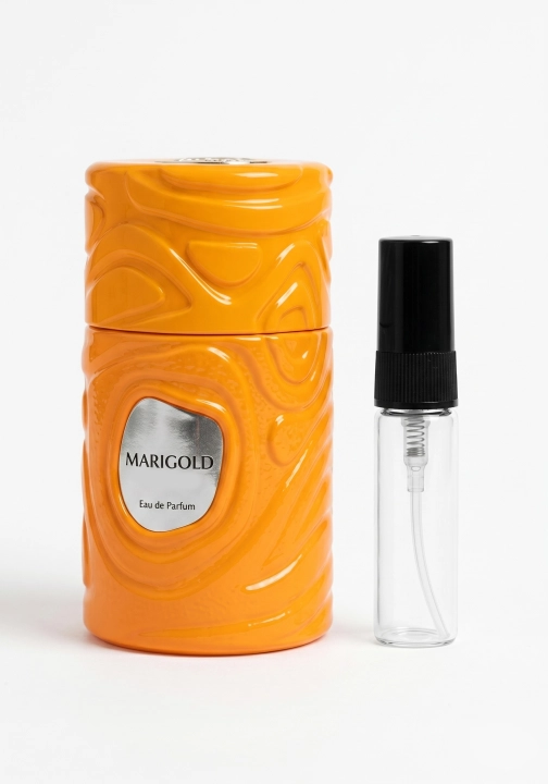 Odlewka Marigold jest dostępna w Miraya Atar. Mango, czerwone owoce, cytryna i imbir łączą się z kumaryną, cedrem oraz jaśminem na bazie z bursztynu, cypriolu i piżma, tworząc radosny, egzotyczny zapach.