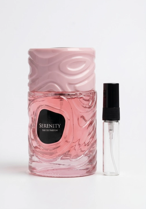 Odlewka Serenity jest dostępna w Miraya Atar. Owoce, bergamotka i mandarynka łączą się z ylang-ylang, paczulą oraz jaśminem na słodkiej bazie z bursztynu, wanilii i karmelu, tworząc niezwykle zmysłowy, otulający zapach.