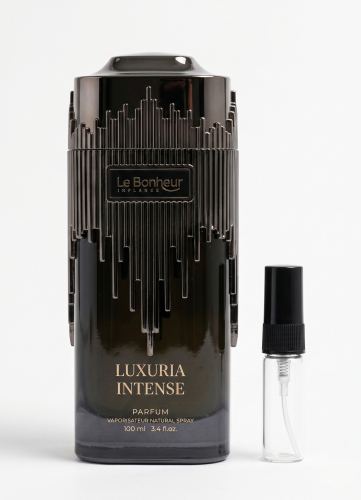 Odlewka Luxuria Intense jest dostępna w Miraya Atar. Grejpfrut, bergamotka i różowy pieprz łączą się z paczulą oraz cedrem na zdecydowanej, skórzanej bazie z wetywerią, tworząc głęboki, męski zapach.