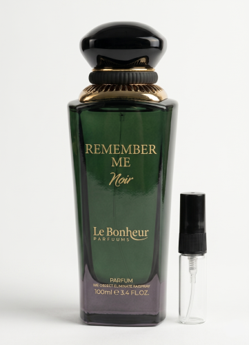 Odlewka Remember Me Noir jest dostępna w Miraya Atar. Ananas, banan i grejpfrut łączą się z lawendą, geranium oraz kwiatem pomarańczy na bazie z wanilii, mchu dębowego i fasolki tonka, tworząc unikalny zapach.