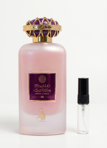 Odlewka Musk Candy jest dostępna w Miraya Atar. Soczysta brzoskwinia łączy się z fiołkiem i wanilią na słodkiej bazie z karmelu, piżma oraz białych kwiatów, tworząc niezwykle uroczy, apetyczny zapach.