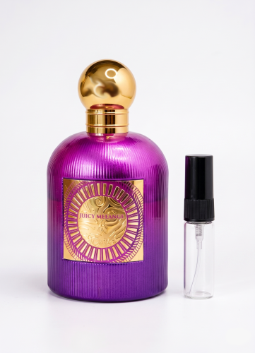 Odlewka Juicy Melange jest w Miraya Atar. Truskawka, śliwka, kokos i zioła łączą się z różą, orchideą i jaśminem na bogatej bazie z wanilii, piżma, ambry oraz drzewnych nut, tworząc niezwykle złożony, owocowo-kwiatowy zapach.