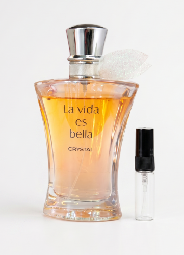 Odlewka La vida es bella Crystal jest w Miraya Atar. Bergamotka, mandarynka i różowy pieprz łączą się z tropikalnym kokosem, kwiatem pomarańczy oraz jaśminem na bazie z irysa, paczuli i wanilii, tworząc niezwykle elegancki, promienny zapach.
