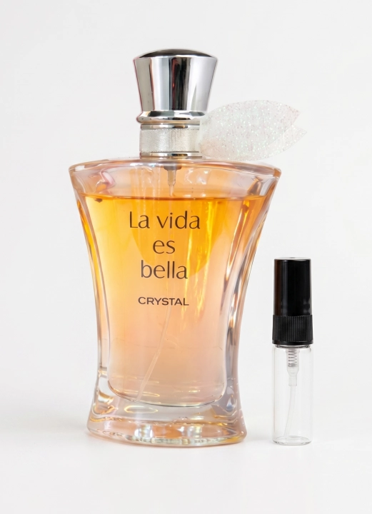 Odlewka La vida es bella Crystal jest w Miraya Atar. Bergamotka, mandarynka i różowy pieprz łączą się z tropikalnym kokosem, kwiatem pomarańczy oraz jaśminem na bazie z irysa, paczuli i wanilii, tworząc niezwykle elegancki, promienny zapach.