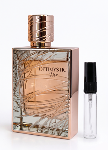 Odlewka Optimystic Her jest w Miraya Atar. Truskawka, malina, wiśnia i cytrusy łączą się z jaśminem oraz fiołkiem na bogatej bazie z piżma, drewna kaszmirowego, wanilii, mchu, paczuli i bursztynu, tworząc radosny, owocowo-kwiatowy zapach.
