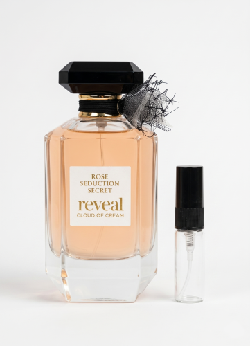 Odlewka Rose Seduction Secret Reveal Cloud of Cream jest w Miraya Atar. Nuty owocowe, ananas, pomarańcza i jabłko łączą się z drzewem sandałowym oraz różą na bazie z wanilii i piżma, tworząc niezwykle kremowy zapach.