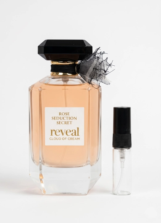 Odlewka Rose Seduction Secret Reveal Cloud of Cream jest w Miraya Atar. Nuty owocowe, ananas, pomarańcza i jabłko łączą się z drzewem sandałowym oraz różą na bazie z wanilii i piżma, tworząc niezwykle kremowy zapach.